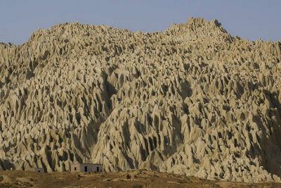 Hangol Mount
Decorated Mountain
بلوچستان ءِ کوہ ءُ تلار ہؐم قدرت ءَ تراشتگ انت ۔ 
باز ڈولداریں ءُ کنڈگ کنڈگیں کوہ انت ۔ 

