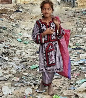 Baloch  girl
نلوچ جنک
Baloch jenik
اے جنکوے عمر ہمیش انت کہ اسکولء بہ بیت ءُ بوان ات بلے اے ہم پہ روزگارے واستہ تچیت ۔ 
Keywords: Baloch girl