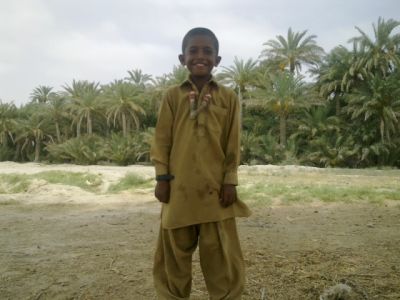 Baloch Kid
بلوچ زھگ
اے گونڈو ءَ گلیر وتی گُٹ ءَ درتکگ ۔ چیا کہ گونڈو ءَ شکارے چہ حد ءَ گیش شوک انت ۔ چونایا بلوچ کہ مزن بہ بیت بلے وتی کسانیء شوکاں یل کت نہ کنت ۔ 
