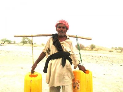 Baloch daily wages worker
بلوچ پوریاگر
Baloch poryager 
بلوچ پوریاگر یا مزدور کہ آپ پُجّارینگ ءَ چہ چات ءَ آپ کش انت ءُ ھاجت ءِ جاہ سر کنت ادا دو ٹین ءِ بدل ءَ پلاسٹک ءِ ڈبّہ گون کہ آپ ءِ رند ءَ روگان انت ۔
