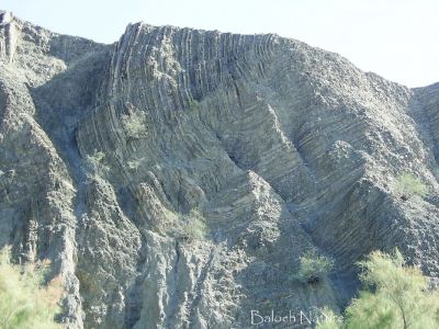 Decorated Mount in Balochistan
ڈولداریں کوہ
Doldarin Koh
بلوچستان ءَ ہمک وڑیں کوہ است انت ۔ اے کوہ ہم چماھاں انت ۔ اشیے اگاں مردم شرّی سرا بچاریت ہمے گمان بیت کہ اے کوہ ءِ سرا گُل کاری بوتگ ۔ 
